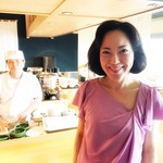 カウンターの前で