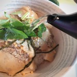 鯛茶漬けに、熱々のおでん出汁を注ぐ