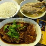 Song Fa Bak Kut Teh - 大人気の排骨肉骨茶、豚の角煮のような鹵猪脚、各（小）S＄7.0（560円）、白ご飯＄0.9（72円）