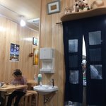 Haruya Udon - 店内 テーブル数席とカウンターの小さなうどん店