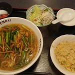 天海 - ニンニクの芽のラーメンとチャーハンランチ(税込750円)