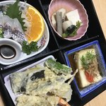Hiranoya - 巻き寿司三切れとハーフ蕎麦付き