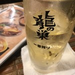 Yakiniku To Kasuudon Ryuunosu - ハイボール￥450。グラスに龍の巣の文字。