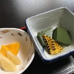 味処 佐とう - 漬物と小鉢。抹茶豆腐だとぉ？！