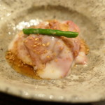 虎白 - 神戸牛低温調理に胡麻ソース、八角の風味