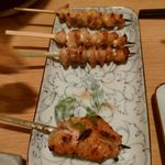 h Yakitori Ba-Doman - かわ（手前）、なんこつ（奥）それぞれ2本で300円