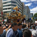恵美須商店 - 神輿には道内外から駆け付けた担ぎ手が群がる