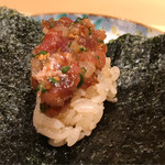 銀座 しのはら - 鮪とべったら漬けの海苔巻き
