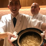 銀座 しのはら - 土鍋ご飯の時もしっかり後ろに写ろうとする大将