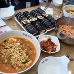 고봉민김밥 - ・トンカツキンパッ(돈까스 김밥) 3500₩ ・トッカルビキンパッ(떡갈비 김밥) 3500₩ ・辛ラーメン(신라면) 3500₩ ・チョルミョン(쫄면) 4500₩