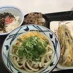 丸亀製麺 - 牛山盛りうどん、高菜明太ご飯、茄子とイカの天ぷら