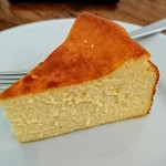 コーヒーアンドマフィン 豆灯舎 - チーズケーキ。しっとり濃いめの味わい。