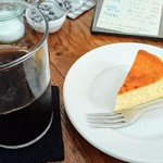 コーヒーアンドマフィン 豆灯舎 - アイスコーヒーとチーズケーキ