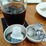 コーヒーアンドマフィン 豆灯舎 - アイスコーヒー。デカいコップで提供されます。