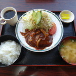 Shikina - デミハンバーグ定食（これもキャベツが多い）、¥880也