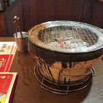 福山駅前酒場　情熱ホルモン - 炭焼きコンロ ※入店時直後(2018.07.10)