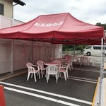 和気精肉店 - 駐車場脇のイートインならぬ
イートアウト？スペース