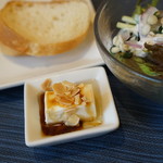 4000円コースチーズ豆腐とサラダ