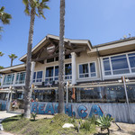 Sandy's Beach Shack - 店舗外観。sandy'sは１階です。