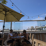 Sandy's Beach Shack - テラス席。目の前のビーチではビーチバレーをしています。