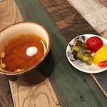 ラフ&タフ コーヒースタンド - スープとピクルス