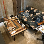 ラフ&タフ コーヒースタンド - ソファー席