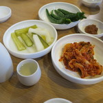 한방삼계탕 - 無料サービスのパンチャン(惣菜)と高麗人参酒