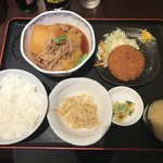 Himawari - 名物  肉じゃがメンチ定食  820円 愛がある。