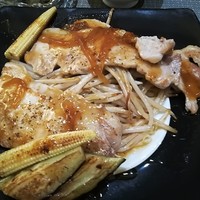 新橋 鉄板焼 ぷらちな FISH&MEAT - オニオンソースが本格的シャリピアンソース風。