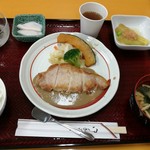 レストランさくら - 料理写真:初日の昼食　ポークソテー　今日はすっかり冷えてる