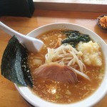 椿ラーメンショップ - 味噌ラーメンには、もやしが入ってました。