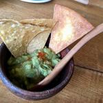 メキシカン キッチン オラレ - 本日の小鉢 アボカドデップとタコスチップス