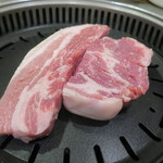 맛찬들왕소금구이 - ・熟成三枚肉(숙성 생삼겹살:スクソン サムギョプサル)　150g13000₩ ・熟成首肉(숙성 생목살:スクソン モクサル)　150g13000₩　※3人前ずつ