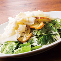 三笠会館名物のロメインレタスと削りたてグラナパダーノチーズのシーザーサラダ
