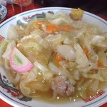 新ちゃん - かたい焼きそば。お野菜たっぷりであんかけがボリュームを増します。麺はパリパリ系では無く、かた焼きといった食感。