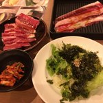 国産牛焼肉食べ放題 肉匠坂井 - サラダやキムチも有ります