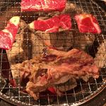 国産牛焼肉食べ放題 肉匠坂井 - 手前の焼きすきは、卵を付けてポン酢でいただきます