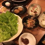 国産牛焼肉食べ放題 肉匠坂井 - サンチュにくるんでいただきます