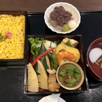 若竹 - ◆若竹弁当（1580円）を。小ぶりの2段重で出されます。 「ちらし寿司」「お総菜を詰め合わせたお重」「お吸い物」「デザート」などのセット。