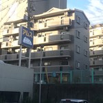 Bimi Yakiniku Hiroichi - 駐車場の位置から見た店舗の入ったマンション（2台分はピンク色の提灯が目印）