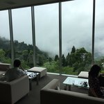 茶房　わらび野 - 2段降りてのソファー席もあります。