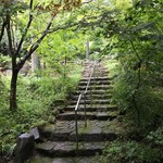 茶房　わらび野 - この階段の先が左がお蕎麦屋さん、右がわらび野さん。