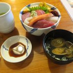 魚正 - 大きくは無い丼です