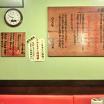 博多麺房 赤のれん - 店内のテーブル席の風景です