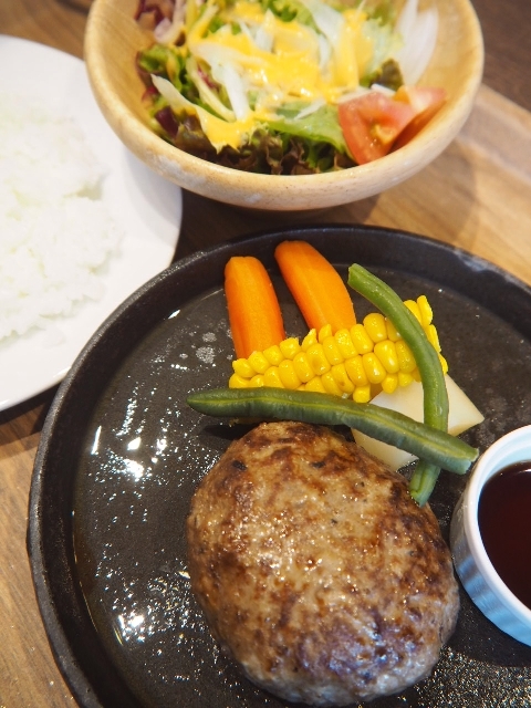 もとまちグリル 〜 広島バスセンター「バスマチ」でおしゃれに洋食を。デミグラスソースのオムライスやハンバーグをぜひ（広島市中区） – スギぱら