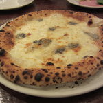 ヴィア・パルテノペ - 4種のチーズのピッツァ