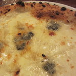 ヴィア・パルテノペ - アップ（4種のチーズのピッツァ）
