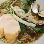 むぎとオリーブ - 蛤や蒲鉾などラーメンに無いトッピングがいっぱいあります！