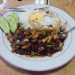 グラパオ・ガイ（鶏肉のホリーバジル炒め御飯）