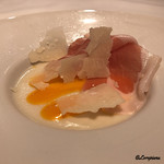 カーサ・デル・チーボ - ホワイトアスパラのパンナコッタ 卵黄のソースとパルマ産プロシュット添え